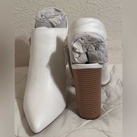 EUC Katherine Booties with wooden Heel size 10 White
**CALL OUT ON LEFT SHOE** - Picture 3 of 6